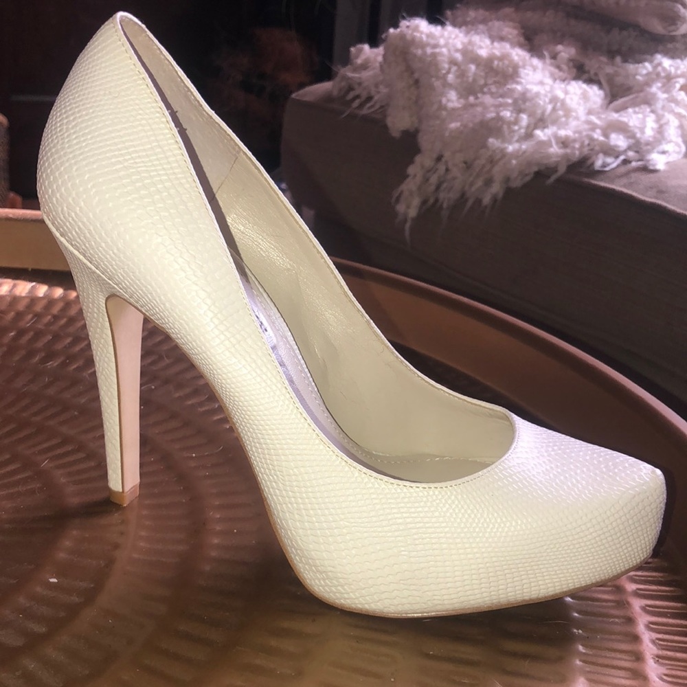 BCBG white snake skin pattern heal. 4 inch heal, womens size 8. Lightly worn.